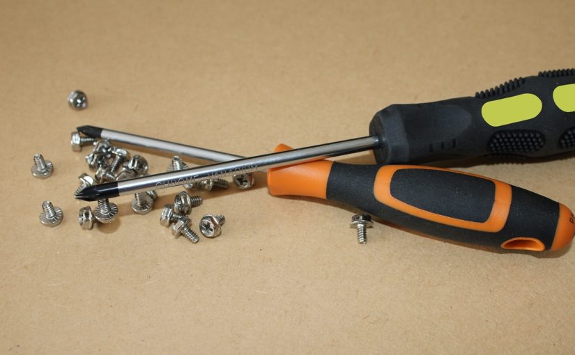 Co jednak zrobić kiedy lodówka przestanie schładzać, a z pralki zaczyna wypływać woda?