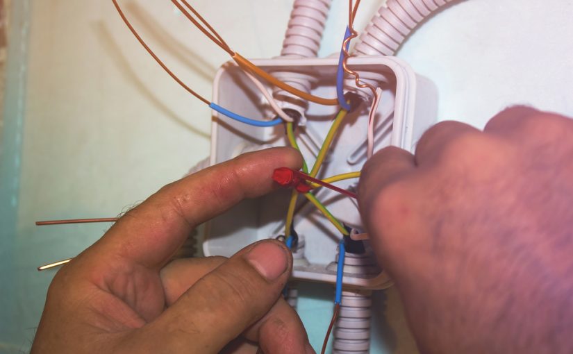 Elektryka w Domu: Innowacyjne Rozwiązania Zapewniające Ochronę, Efektywność Energetyczną i Komfort w Codziennym Życiu Mieszkańców Współczesnych Mieszkań.