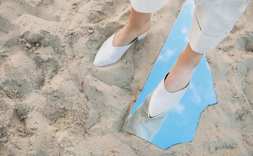 Szkło w Domu: Lustro jako Wyrafinowany Dodatek do Pionierskiej Przestrzeni.