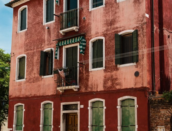 Innowacyjne elewacje: jak zaawansowane rozwiązania i ekologia zmieniają wygląd nowoczesnych mieszkań